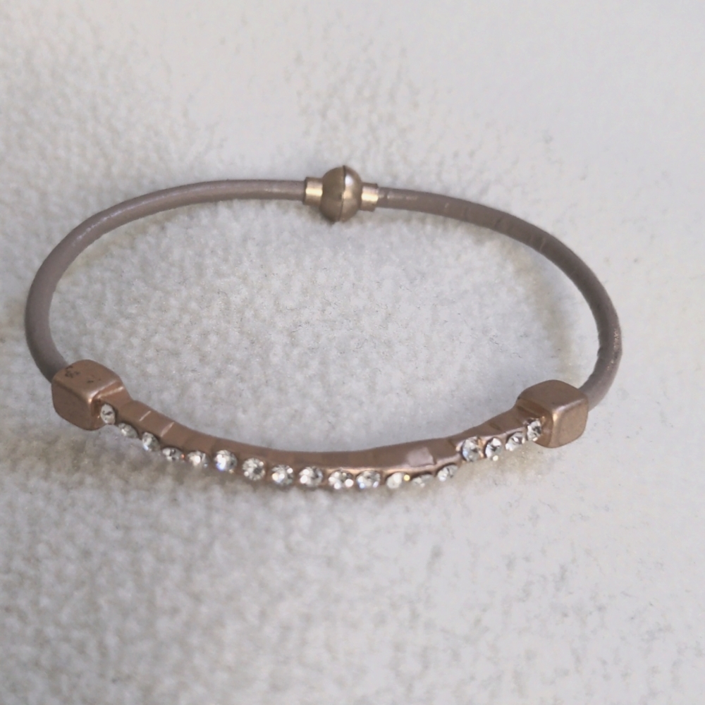 Crystal bracelet with taupe/gray colored leather band, magnetic close